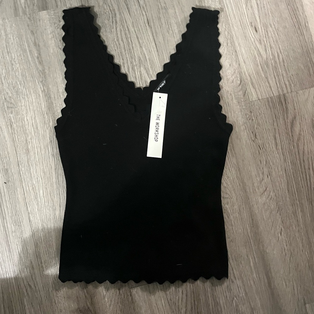 NWT The Workshop Women’s Black Scallop V-Neck Ribbed Tank Top Size M-L